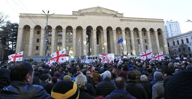 Γεωργία: Ένταση στη Τυφλίδα – Οδομαχίες έξω από τη Βουλή